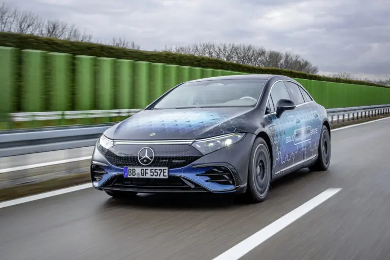 Prototype de voiture électrique Mercedes avec batterie solide en 2025