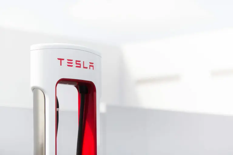Gros plan sur une borne Tesla Superchargeur en fonctionnement
