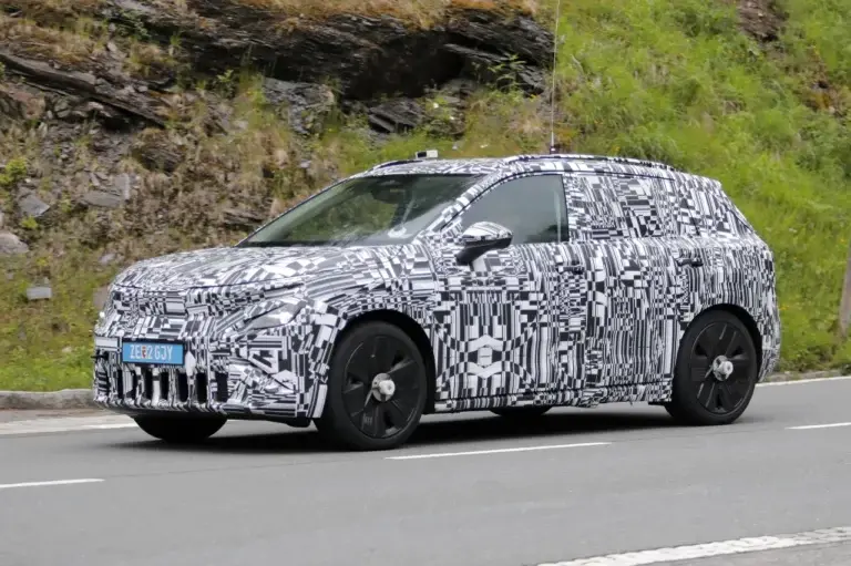 Škoda Epiq en essai routier en Espagne en juillet 2025, SUV électrique compact camouflé avant sa sortie prévue fin 2025.