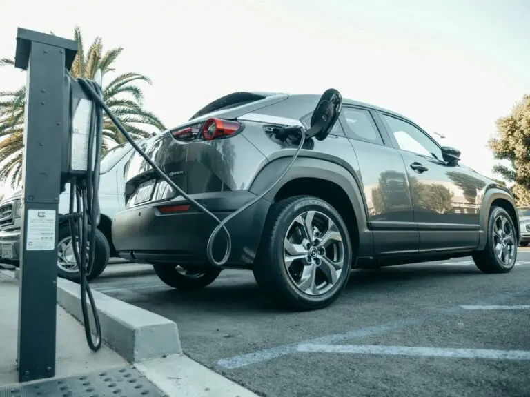 Transition globale vers la mobilité électrique avec des stations de recharge et des VE