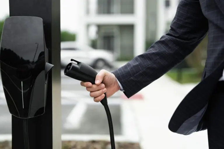 Borne de recharge électrique en France installée sur un parking public