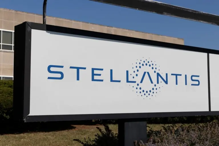 Logo de Stellantis illustrant la suspension du programme AutoDrive de conduite autonome niveau 3