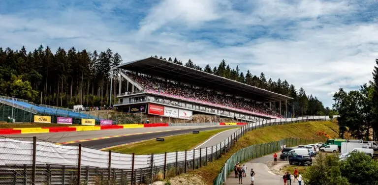 Spectateurs et piste pendant un Grand Prix de Formule 1, ambiance et action sur le circuit.