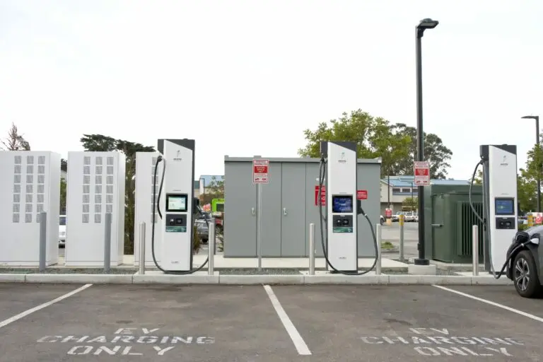 Stations de recharge rapide pour véhicules électriques aux États-Unis, réseau en expansion depuis 2020.