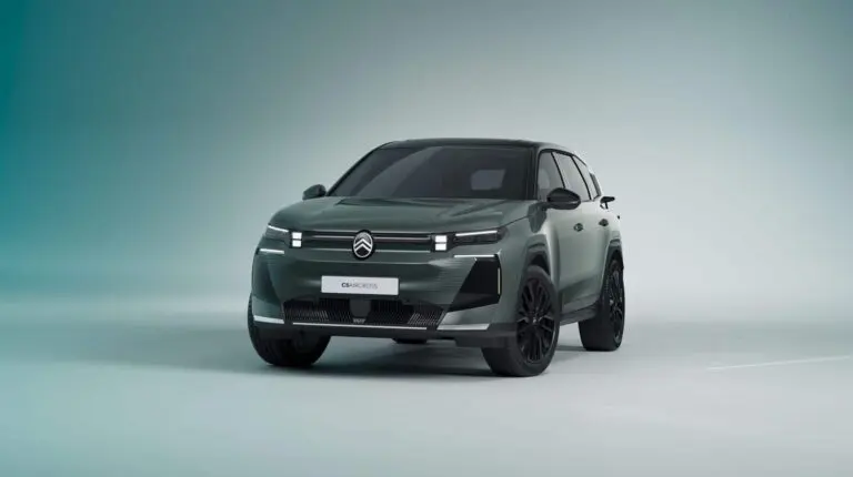 Vue de face du Citroën C5 Aircross hybride rechargeable, SUV familial au design moderne et aérodynamique