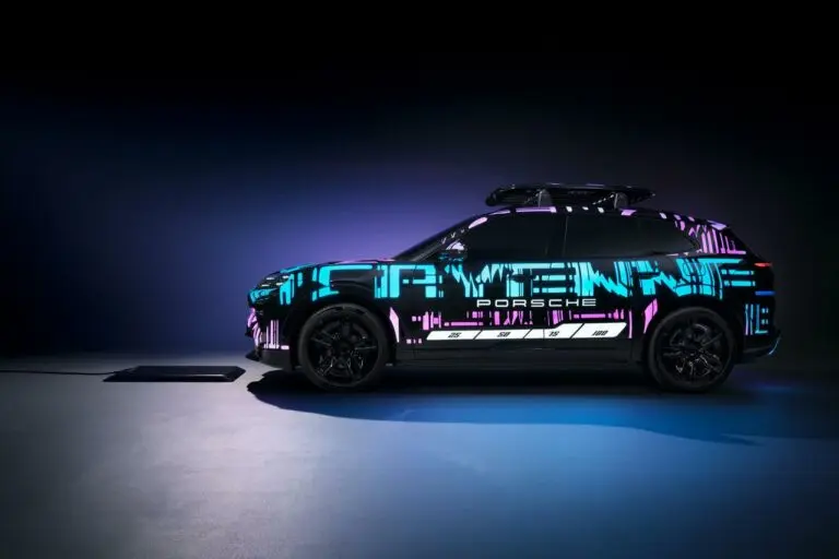 Porsche Cayenne électrique 2026 vu de profil, prototype camouflé au salon de Munich avec recharge par induction innovante