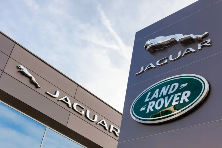 Logos Jaguar et Land Rover côte à côte