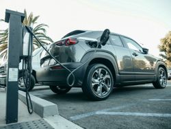 Transition globale vers la mobilité électrique avec des stations de recharge et des VE