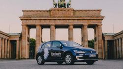Volkswagen électrique garée devant la Porte de Brandebourg à Berlin