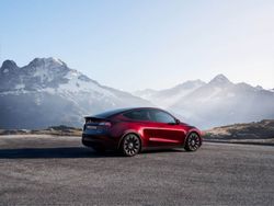 Tesla Model Y – voiture électrique dans les montagnes