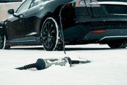 Voiture électrique en charge sous la neige pendant l’hiver