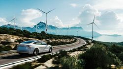 Véhicule électrique roulant dans une route de montagne au Canada