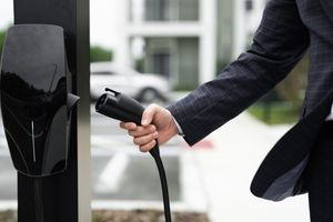 Borne de recharge électrique en France installée sur un parking public