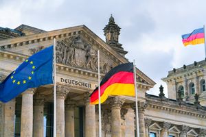 Drapeaux allemand et européen à Berlin, symboles des discussions sur l’interdiction des voitures thermiques.