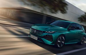 Exterior view of the restyled Peugeot 308 2025, modernised design and compact silhouette