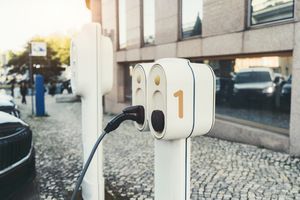 Bornes de recharge rapide pour voitures électriques avec armoires de puissance, étude sur les particules fines en Californie