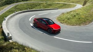 Tesla Model Y Performance 2025 exterior view with 21-inch wheels and carbon fibre spoiler