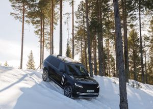 Range Rover Electric vue de face sur un lac gelé enneigé, SUV de luxe 100% électrique