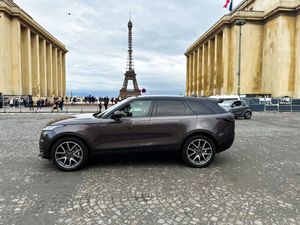 Range Rover Velar P400e 2025 in profile in front of the Trocadero, Paris