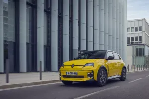 Renault 5 électrique en ville, modèle 2025