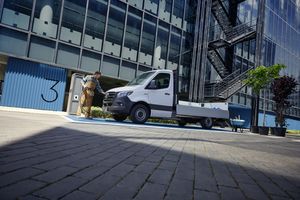 Mercedes eSprinter châssis vu de profil, version utilitaire électrique 2025