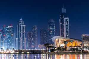 Vue de Dubai la nuit.