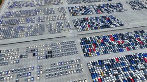 Parking rempli de voitures électriques modernes
