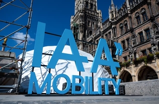 Logo de l’IAA Mobility 2025 installé en extérieur sur une place centrale de Munich