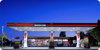 Station-service Total Beuzeville Nord avec voitures et pompes à essence