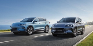 Deux BYD Seal U, SUV électriques chinois garés côte à côte