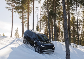 Range Rover Electric vue de face sur un lac gelé enneigé, SUV de luxe 100% électrique