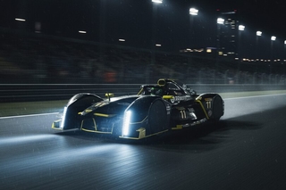 Monoplace Lola-DGR vue de face sur la piste
