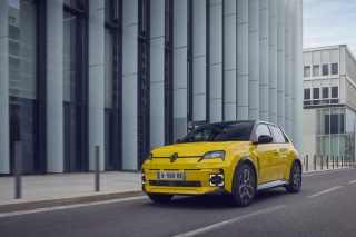 Renault 5 électrique en ville, modèle 2025